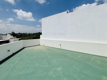 Casa en venta en Fracc. La Finca – Diseño industrial y habitación en PB