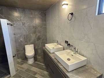 Casa en venta en Fracc. La Finca – Diseño industrial y habitación en PB