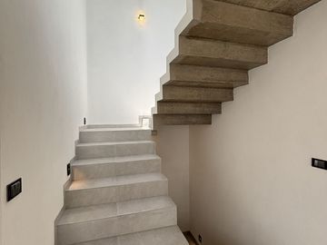 Casa en venta en Fracc. La Finca – Diseño industrial y habitación en PB