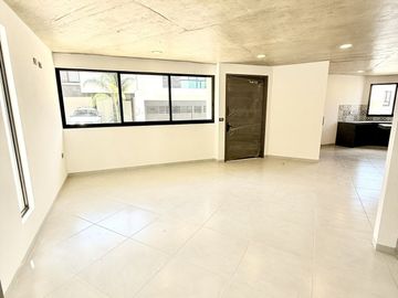 Casa en venta en Fracc. La Finca – Diseño industrial y habitación en PB