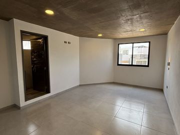 Casa en venta en Fracc. La Finca – Diseño industrial y habitación en PB