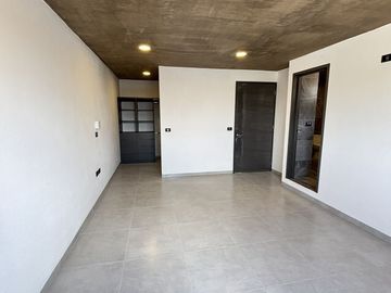 Casa en venta en Fracc. La Finca – Diseño industrial y habitación en PB