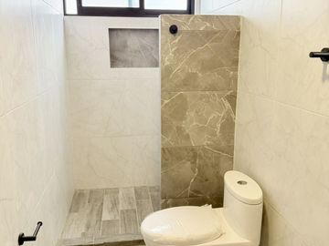 Casa en venta en Fracc. La Finca – Diseño industrial y habitación en PB