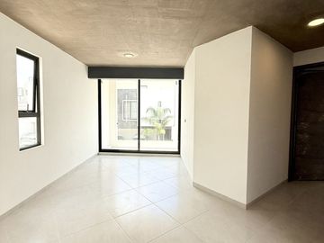 Casa en venta en Fracc. La Finca – Diseño industrial y habitación en PB