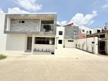 Casa en venta en Fracc. La Finca – Diseño industrial y habitación en PB