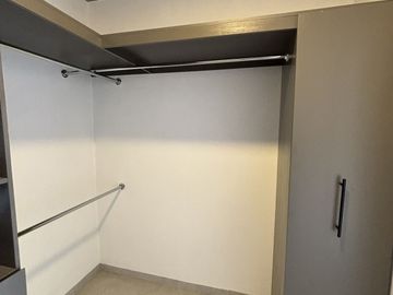 Casa en venta en Fracc. La Finca – Diseño industrial y habitación en PB