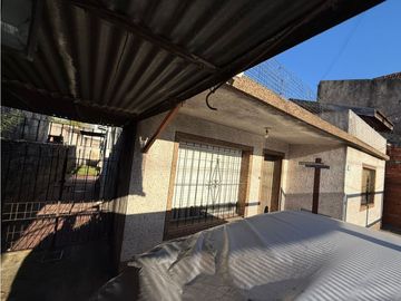 CASA 3 AMBIENTES con cochera Ituzaingo