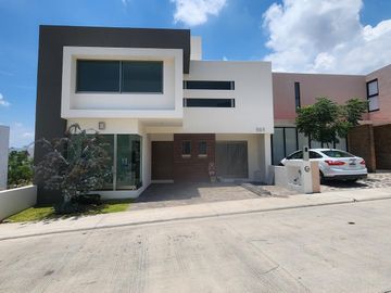 Casa en Venta Loma Alta Tres Marías Fraccionamiento privado