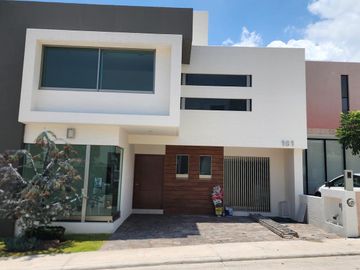 Casa en Venta Loma Alta Tres Marías Fraccionamiento privado