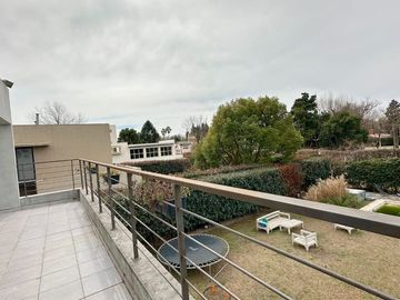 CASA MODERNA 4 DORMITORIOS- SAN MARINO FUNES HILLS