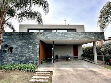 CASA MODERNA 4 DORMITORIOS- SAN MARINO FUNES HILLS