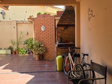 Palomar venta casa dos plantas c/cochera y patio