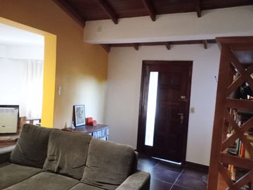 Palomar venta casa dos plantas c/cochera y patio
