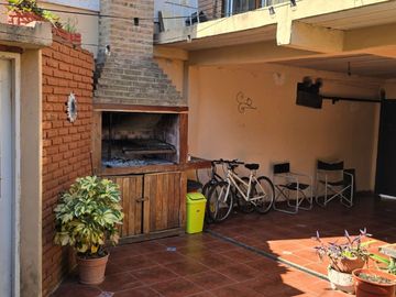 Palomar venta casa dos plantas c/cochera y patio