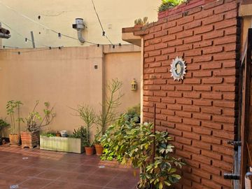 Palomar venta casa dos plantas c/cochera y patio