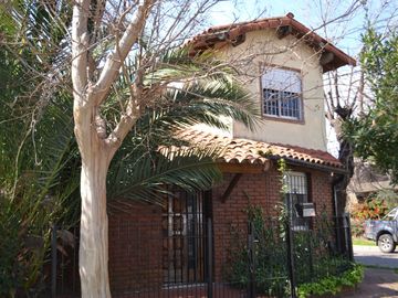 Palomar venta casa dos plantas c/cochera y patio