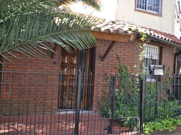 Palomar venta casa dos plantas c/cochera y patio