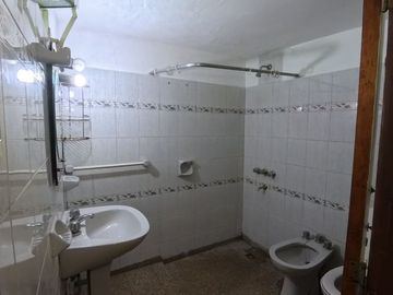 Casa 2 Hab + Dep + Local  en Cruz del Eje