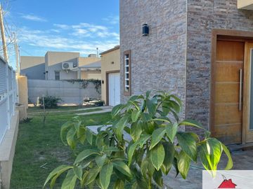 Casa en venta de 3 dormitorios c/ cochera en San Ignacio