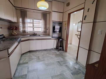 Venta Casa con Locales, Oficinas, Morón