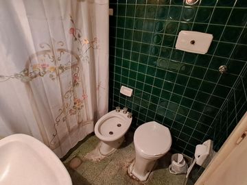 Venta Casa con Locales, Oficinas, Morón