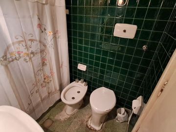 Venta Casa con Locales, Oficinas, Morón