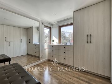 Venta de espectacular y hermosa casa con acceso controlado 24/7 en Peñalolén