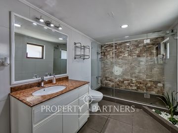 Venta de espectacular y hermosa casa con acceso controlado 24/7 en Peñalolén