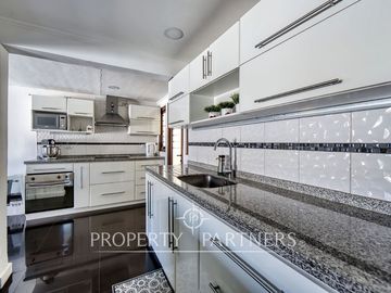 Venta de espectacular y hermosa casa con acceso controlado 24/7 en Peñalolén