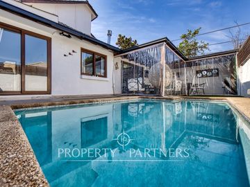 Venta de espectacular y hermosa casa con acceso controlado 24/7 en Peñalolén