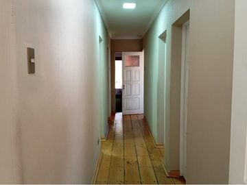 AMPLIA E ILUMINADA CASA EN EL CORAZON DE ÑUÑOA
