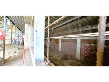 Terreno de 10.300 m2., en  Llay Llay, con dos galpones, bodegas, casa y oficinas.