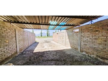 Terreno de 10.300 m2., en  Llay Llay, con dos galpones, bodegas, casa y oficinas.