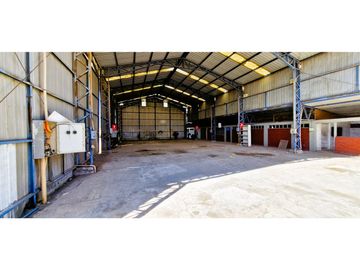 Terreno de 10.300 m2., en  Llay Llay, con dos galpones, bodegas, casa y oficinas.