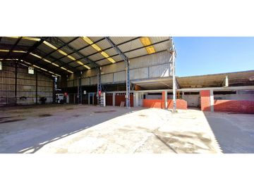 Terreno de 10.300 m2., en  Llay Llay, con dos galpones, bodegas, casa y oficinas.
