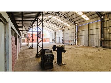 Terreno de 10.300 m2., en  Llay Llay, con dos galpones, bodegas, casa y oficinas.