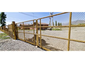 Terreno de 10.300 m2., en  Llay Llay, con dos galpones, bodegas, casa y oficinas.