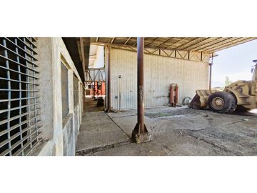 Terreno de 10.300 m2., en  Llay Llay, con dos galpones, bodegas, casa y oficinas.