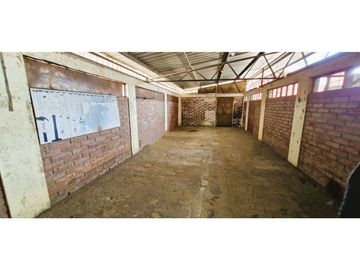 Terreno de 10.300 m2., en  Llay Llay, con dos galpones, bodegas, casa y oficinas.