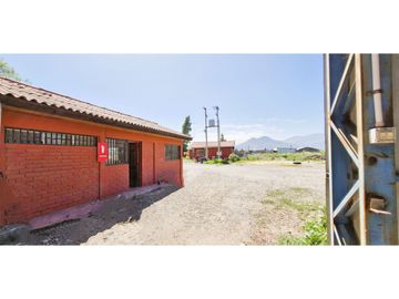 Terreno de 10.300 m2., en  Llay Llay, con dos galpones, bodegas, casa y oficinas.