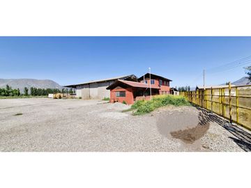 Terreno de 10.300 m2., en  Llay Llay, con dos galpones, bodegas, casa y oficinas.