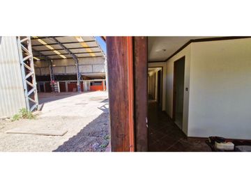 Terreno de 10.300 m2., en  Llay Llay, con dos galpones, bodegas, casa y oficinas.