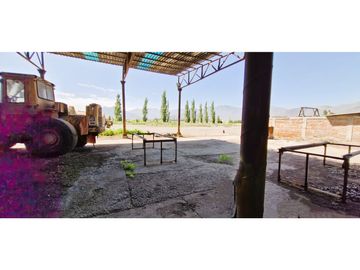 Terreno de 10.300 m2., en  Llay Llay, con dos galpones, bodegas, casa y oficinas.