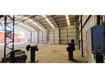 Terreno de 10.300 m2., en  Llay Llay, con dos galpones, bodegas, casa y oficinas.