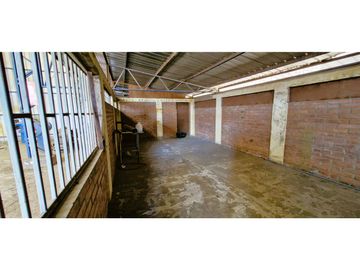 Terreno de 10.300 m2., en  Llay Llay, con dos galpones, bodegas, casa y oficinas.