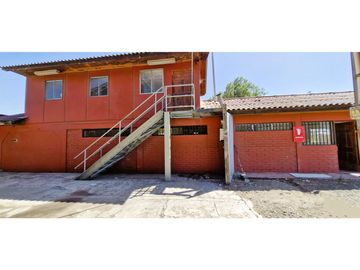 Terreno de 10.300 m2., en  Llay Llay, con dos galpones, bodegas, casa y oficinas.