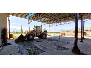 Terreno de 10.300 m2., en  Llay Llay, con dos galpones, bodegas, casa y oficinas.