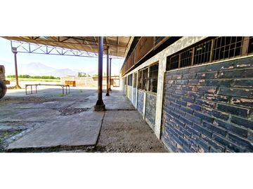 Terreno de 10.300 m2., en  Llay Llay, con dos galpones, bodegas, casa y oficinas.