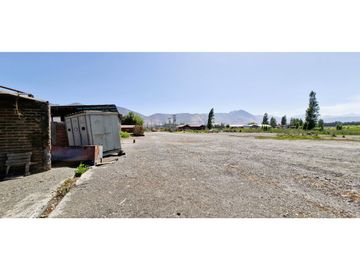 Terreno de 10.300 m2., en  Llay Llay, con dos galpones, bodegas, casa y oficinas.