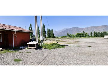 Terreno de 10.300 m2., en  Llay Llay, con dos galpones, bodegas, casa y oficinas.